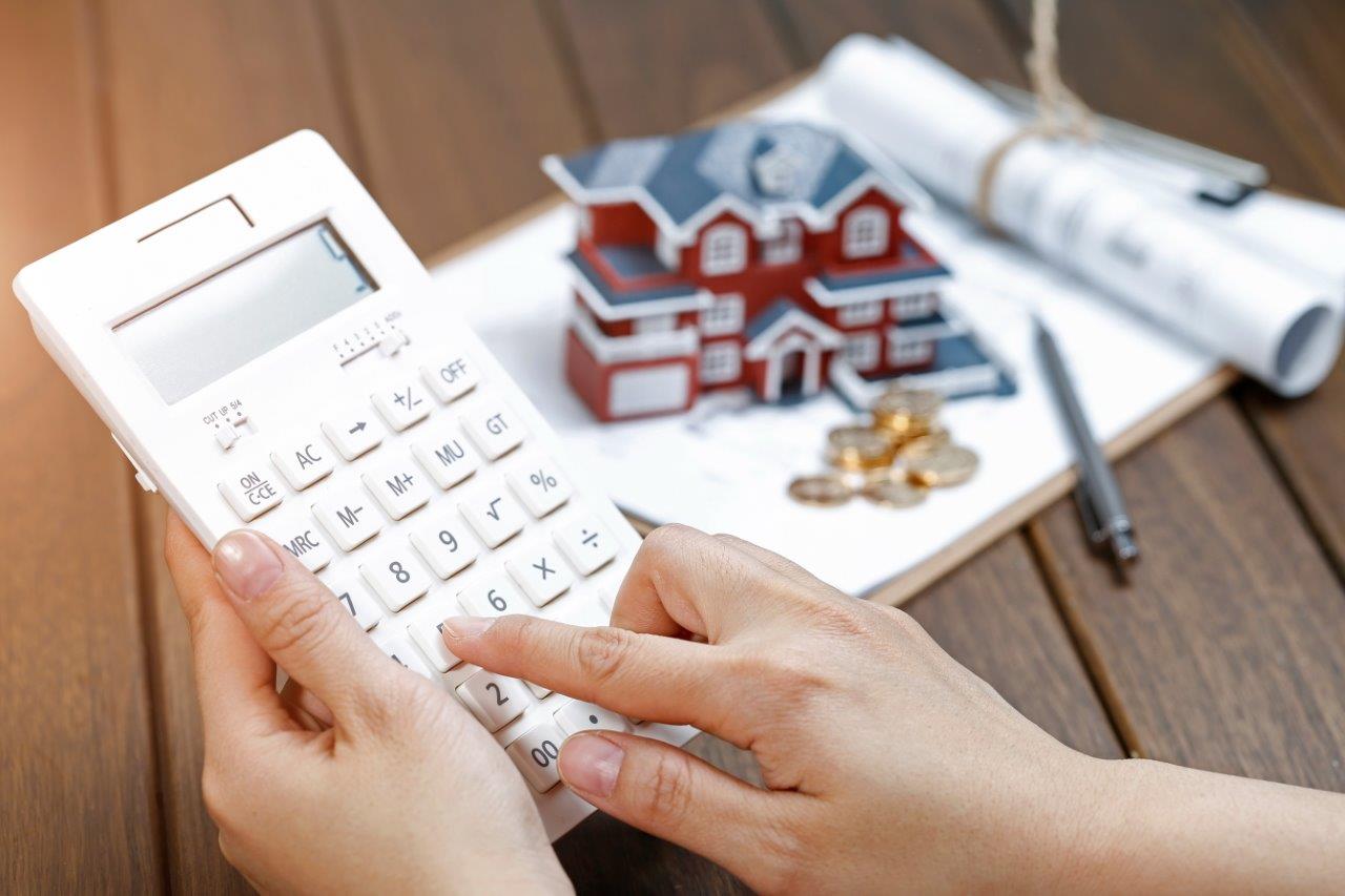 woman valuing the price of her home