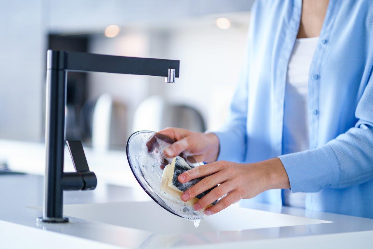 woman washing dishes