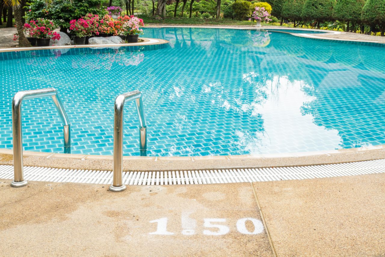 stairs into pool 1