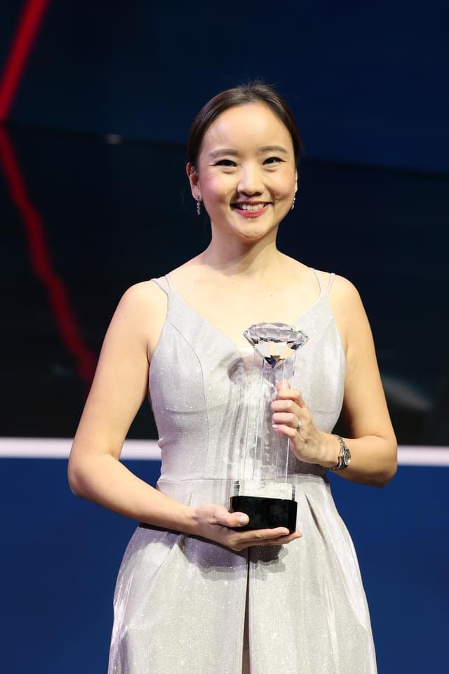 About 3 Daphne Yu receiving her Diamond Club Award