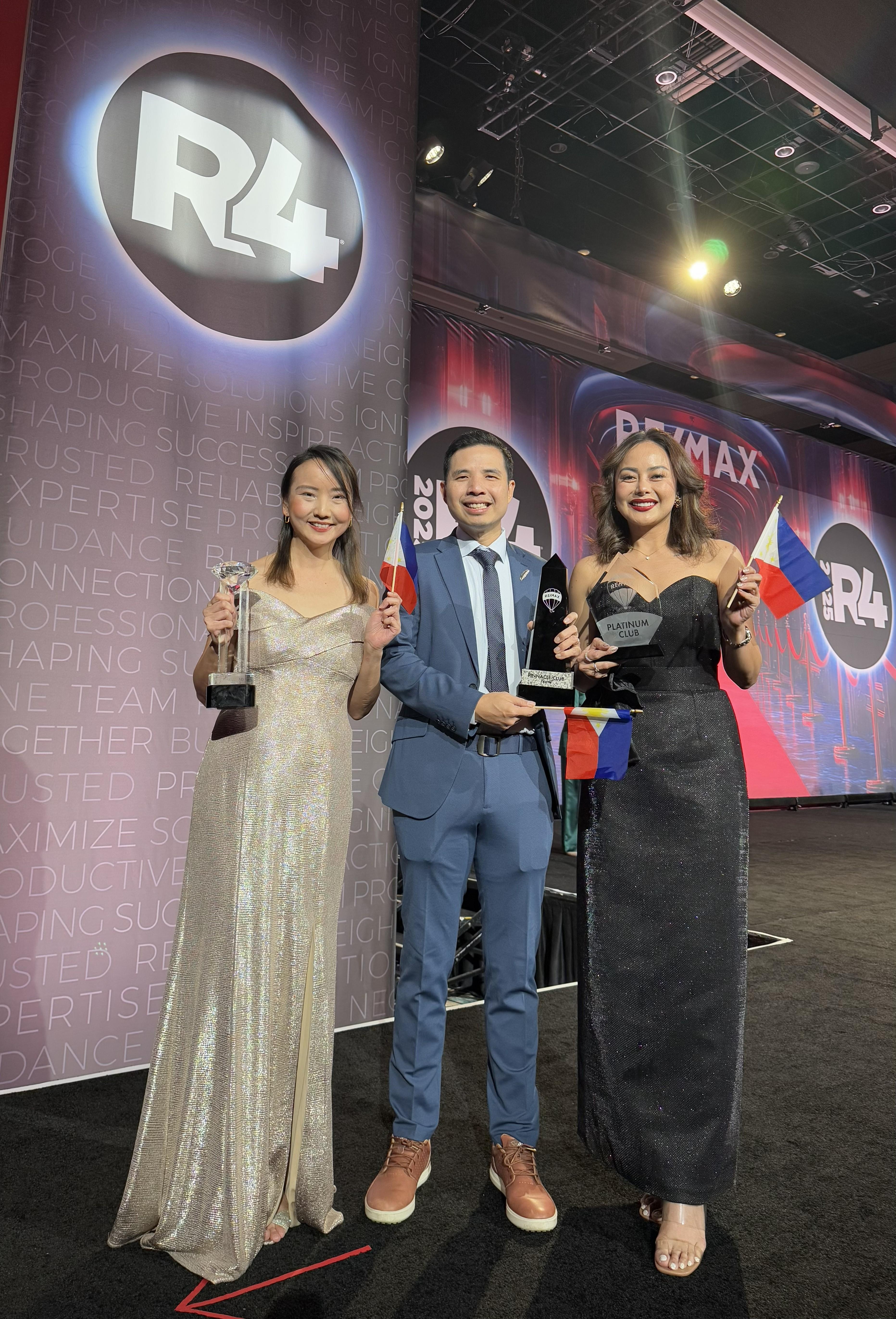 About 18 John Yu and Daphne Yu at REMAX Conference Las Vegas 1