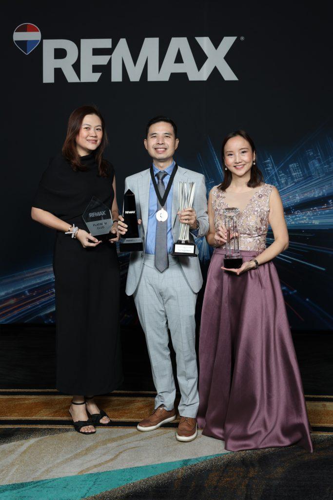 About 19 John and Daphne Yu with Janice Lee receiving their awards